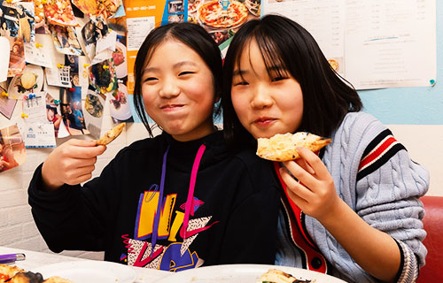 ピザを食べる女の子2人