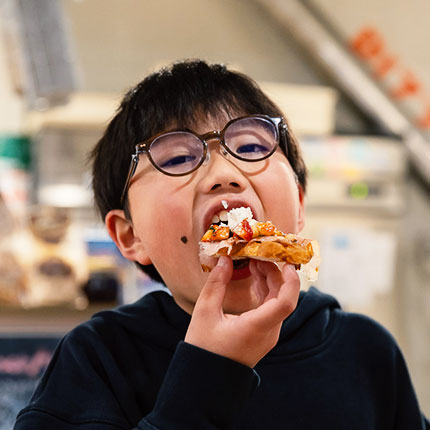 ピザを食べる子供